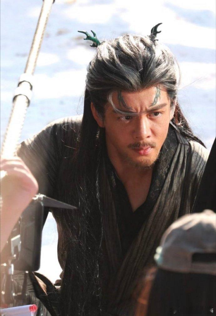 月鳞绮纪老年妆路透 看《月鳞绮纪》的路透，曾舜晞、陈都灵、闫桉的老年妆，那眼神里