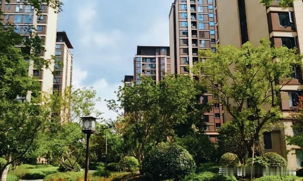 现在有儿子的都活明白了。
表妹给儿子买了婚房，全款买的，但房本上却写了姨妈的名，