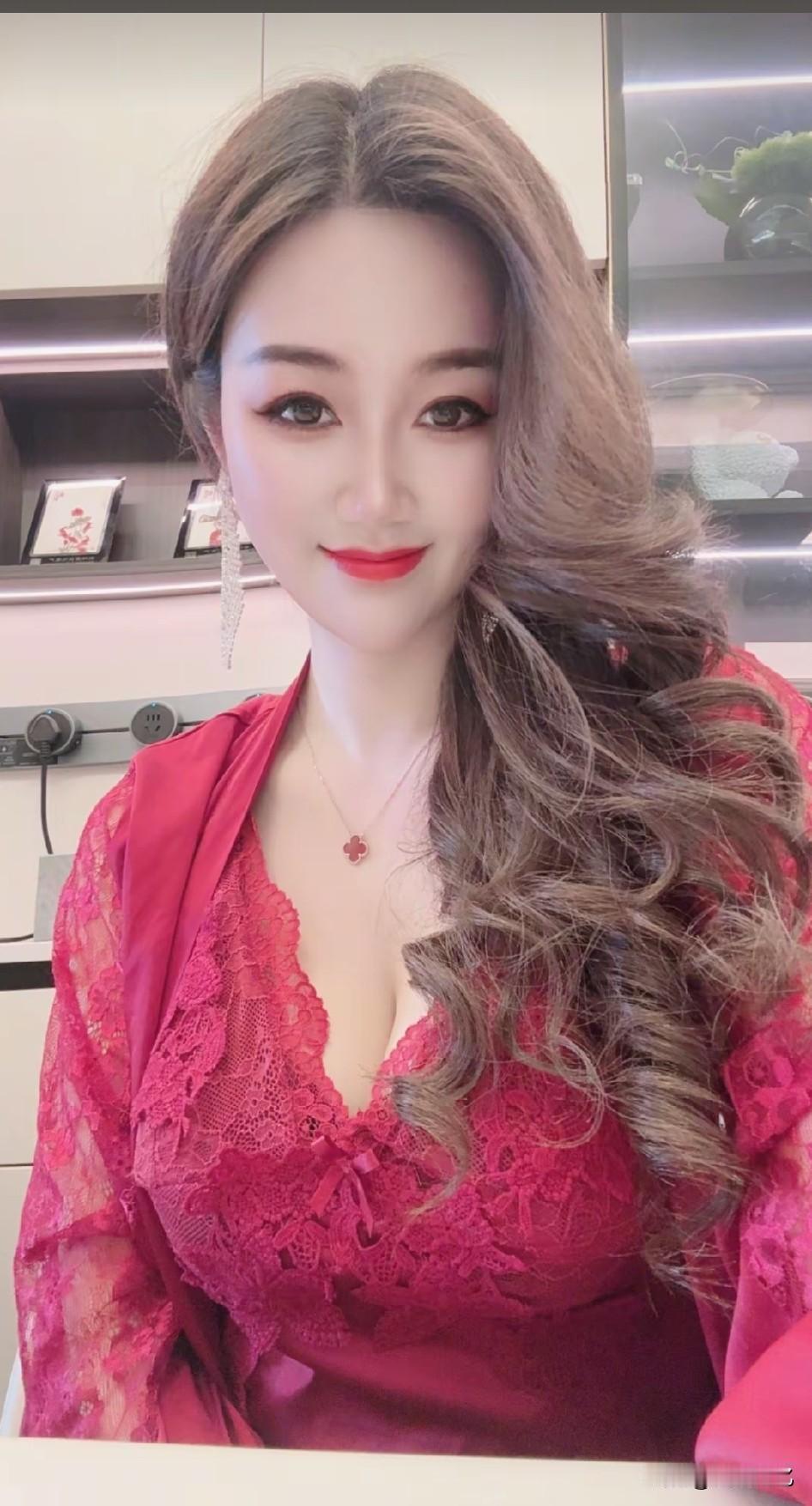 这美女穿得真漂亮，好有气质！
  高清美女 高雅气质美女 美女欣赏图片 美女高清