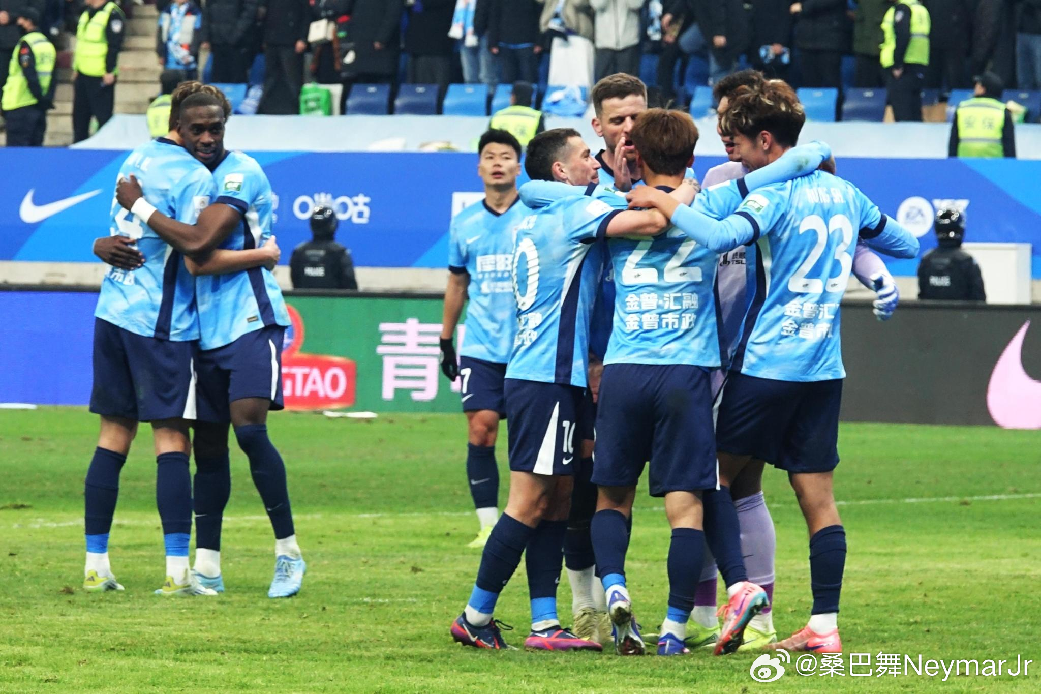 英博胜海港奖金高达300万；李国旭赛前宴请全队03月21日 大连英博昨夜主场1-