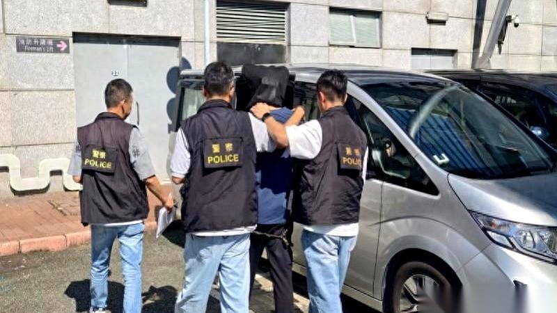 香港机场，午夜零点，一个男人刚把一批金条从印尼运过来，足足6公斤。
他孤身一人，