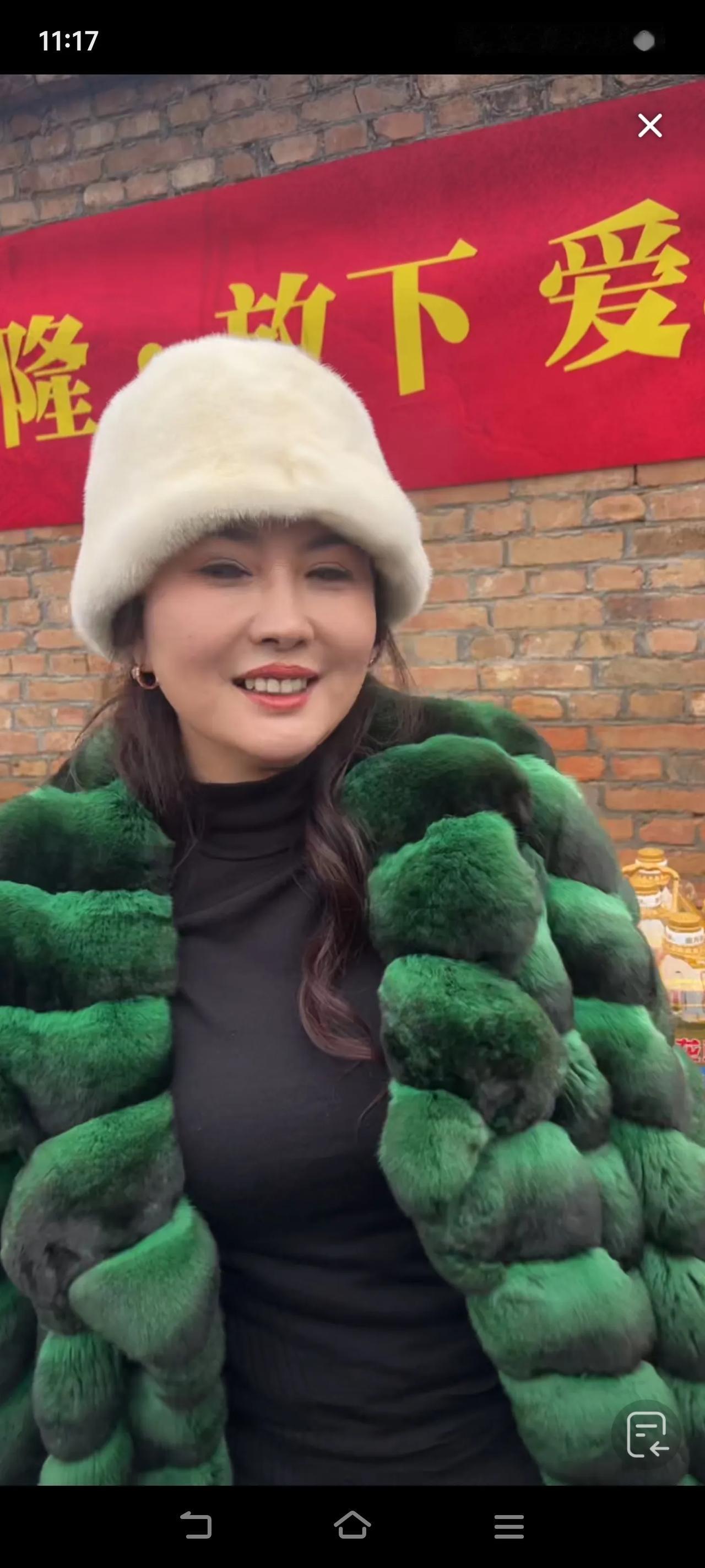 放下姐，祁隆26号乡下慈善活动，现场老乡人很多，在祁隆老家联合放下姐在家乡做活动