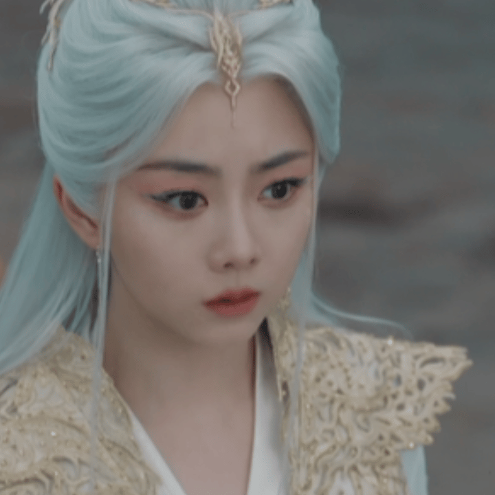 谭松韵谭松韵龙主驾到真的要说一句谭松韵这个龙主一出场，直接美到失语。不是靠妆造硬