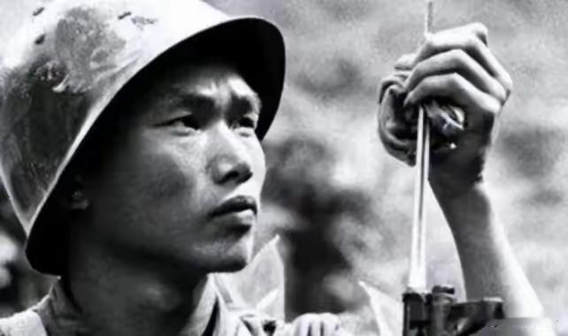 1990年重庆街头，一个农民被数十个混混围攻却丝毫不惧，他竟徒手接住扔来的板砖进