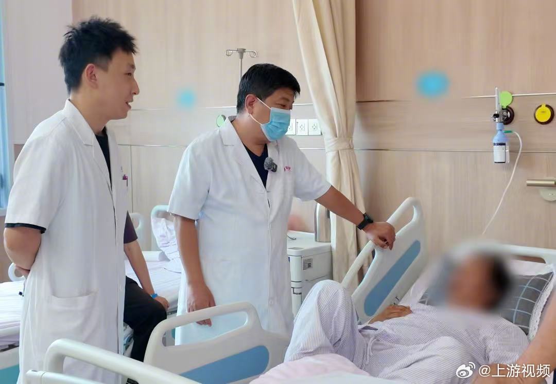 #疑似肺癌开刀发现是肺里卡辣椒#【西安一七旬老汉口腔喷血，手术时肺里发现一个辣子