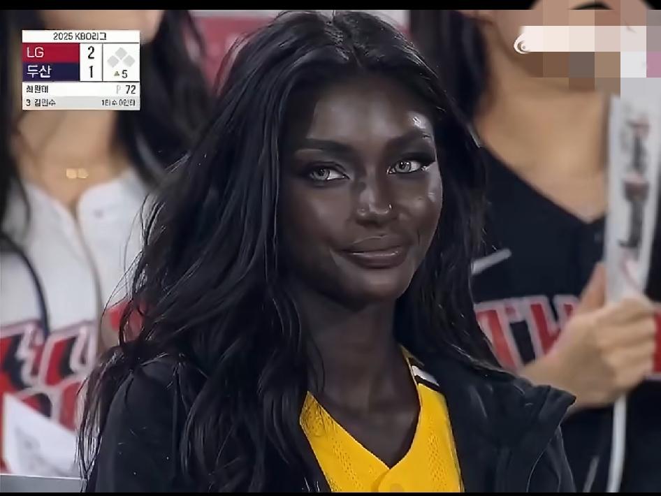 黑人中的美女，自带冷艳氛围感，深邃五官搭配柔顺长发，独特又亮眼