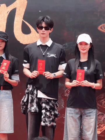 陈哲远站在邓凯身边很不情愿，看来邓凯的身高和外型让陈哲远压力巨大，被摄影师要求换