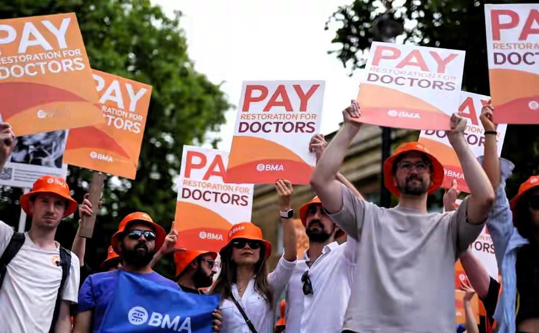 英国医疗医生为加薪集体罢工，700万患者直接遭殃！真想不到英国医疗也扛不住了。