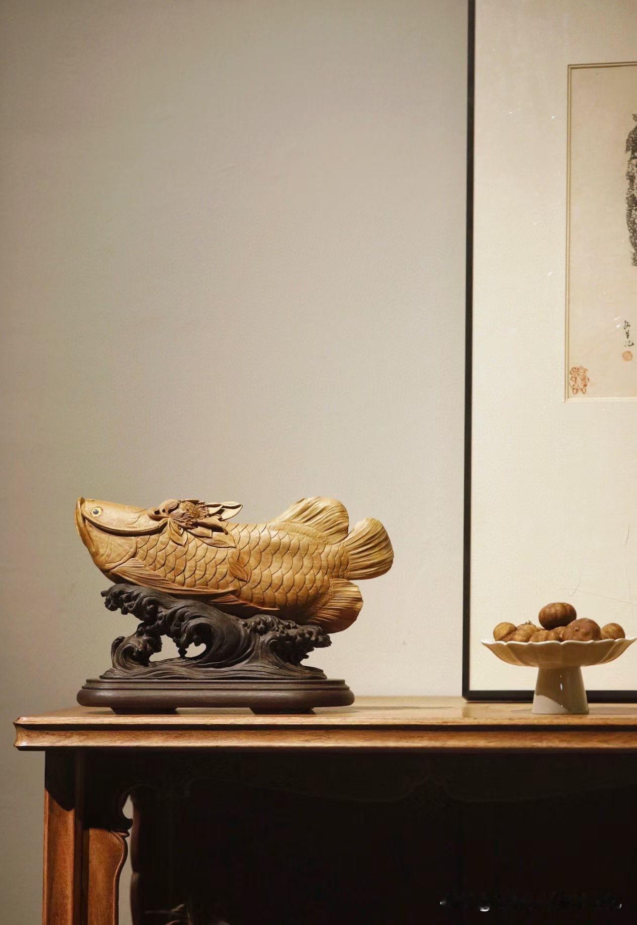 这件「莲年有余」，看的是一个“起势”。

老山檀的底色很温，奶香慢慢出来，
不抢