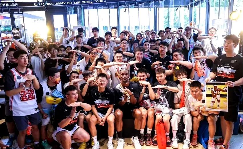 NBA球星巴特勒中国行，他在这里感受到了中国球迷的热情，同时他也享受了一次巨星般