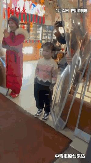 近日，四川德阳，一家饭店出现精彩的一幕。小女孩正在吃饭，突然被音乐所吸引。上一秒