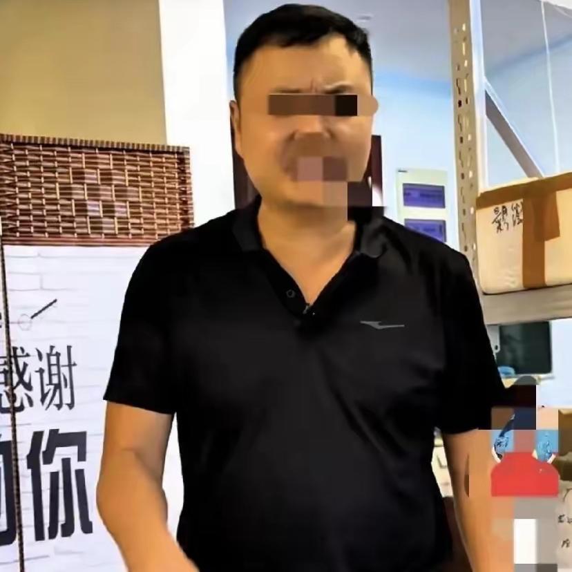 云南昆明民政局的一对夫妻来办理离婚手续，就在快要办完的时候，妻子突然哭了起来，丈