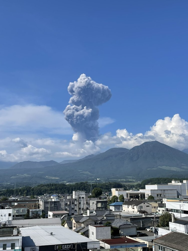 【#日本新燃岳火山再度喷发#，火山灰柱达5500米】#日本新燃岳火山喷发灰柱高达