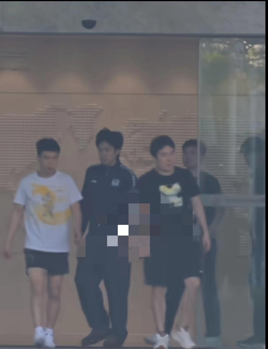 国乒男队成都封训日常！王楚钦揉眼睛萌翻了
 
刷到国乒男队在成都封训的集合路透，