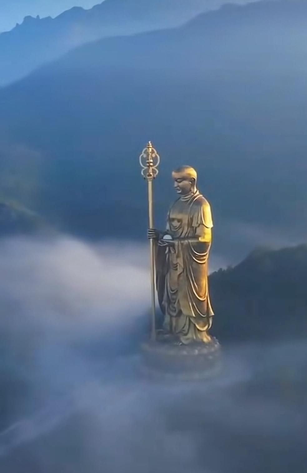 ‌为比丘立相，右手执锡杖，寓意震开地狱之门、断除世间烦恼；左手托摩尼宝珠，寓意驱