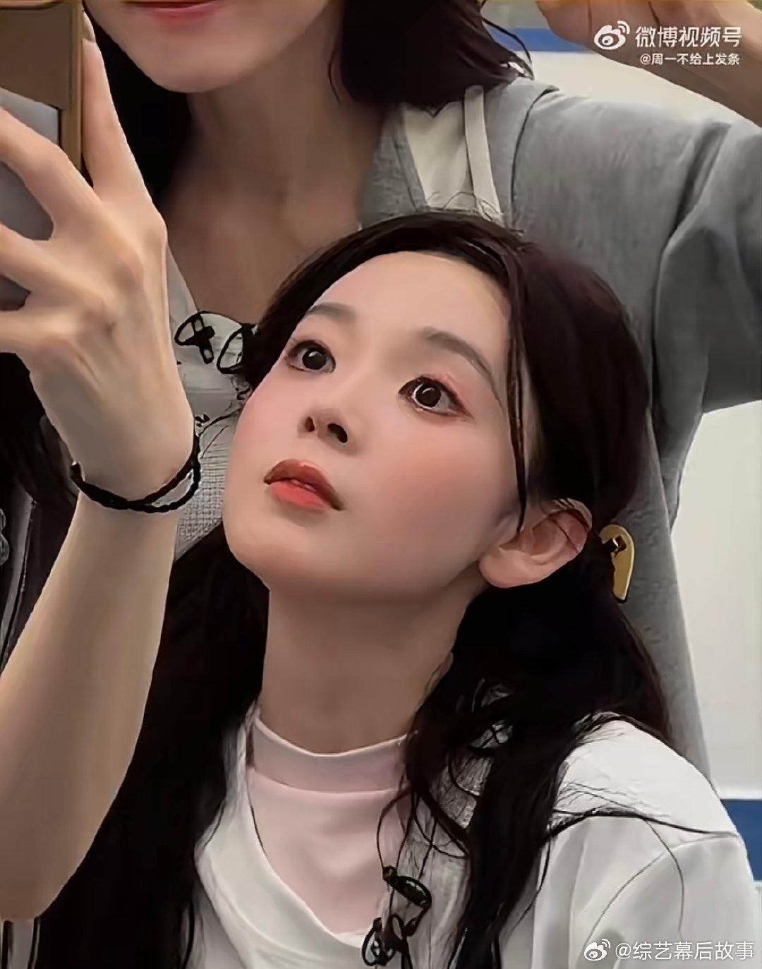 张月组上班小学生春游张月组上班路蹦蹦跳跳别人上班赶时间，她们上班像春游，一路蹦蹦