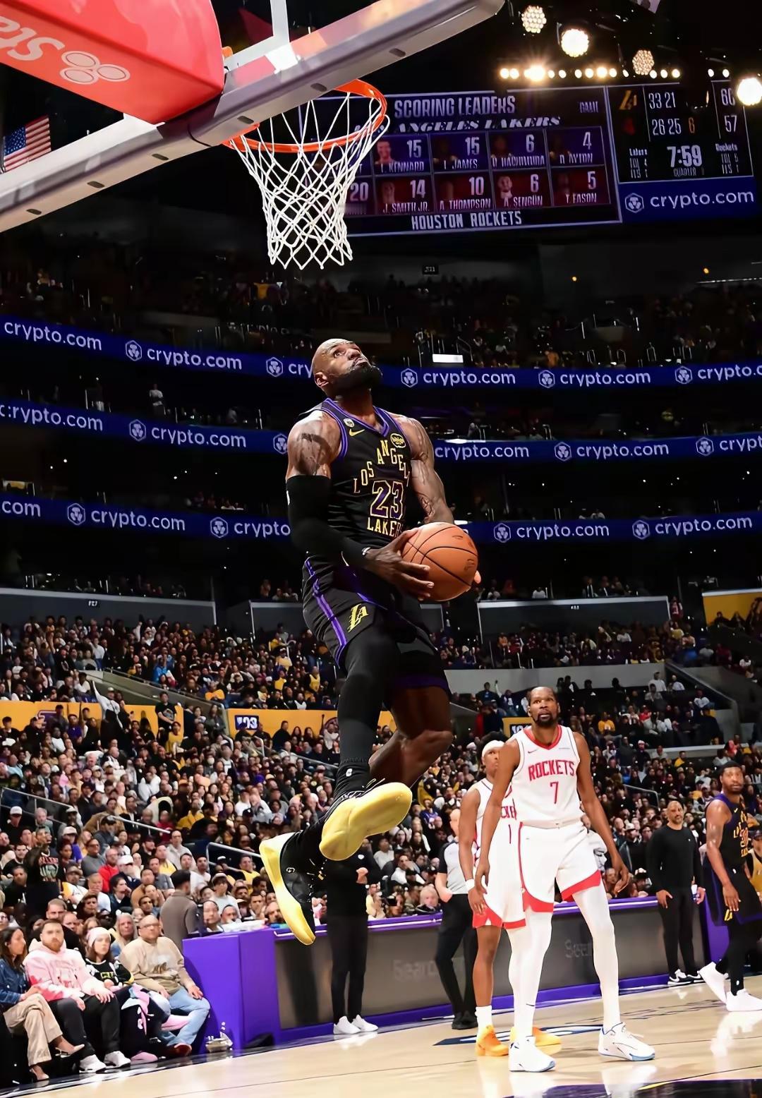 詹姆斯拉杆爆扣，杜兰特彻底沦为背景板。
没有想到，季后赛一开始，詹姆斯马上进入领