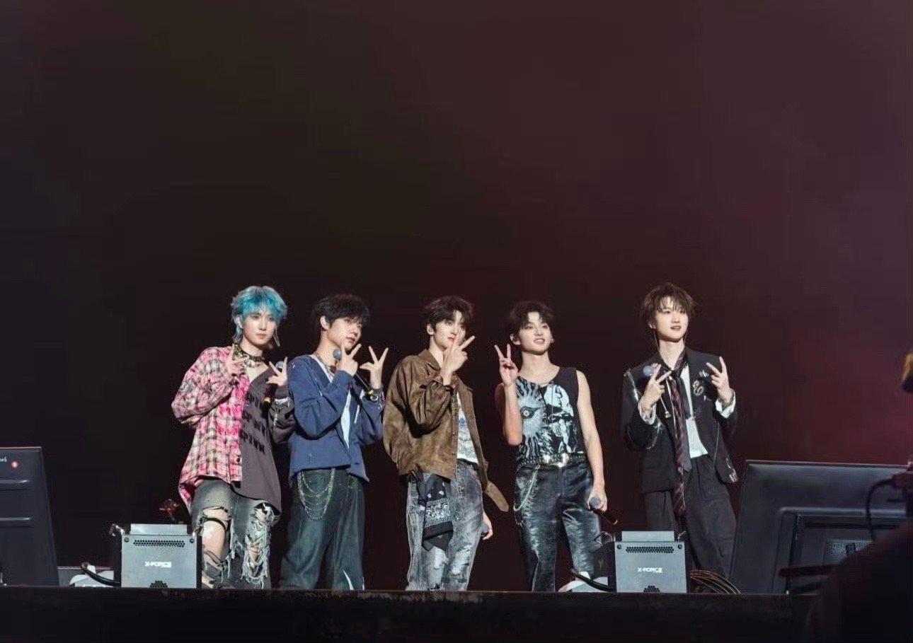 李飞快把TFing舞台玩出花了浙江卫视跨年晚会 跨年晚会的王炸舞台预定！浙江卫视