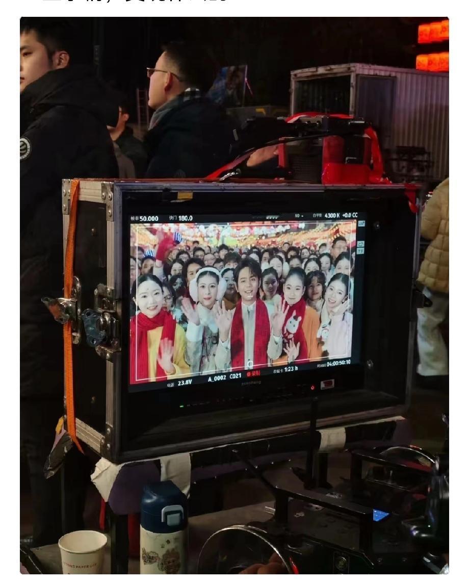 春晚已经说了，
2026年最挣钱的行业，
不是开店开厂，而是你要把身边
的行业都