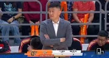 广东男篮主教练杜峰第一节就吃t，好在奎因发挥出色，第一节独得14分，青岛男篮轮番