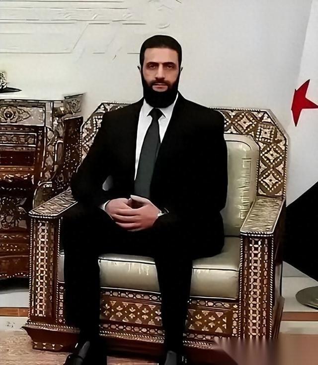 看了一篇署名“沙尘暴”的深度分析，挺有意思。文章透露，叙利亚新话事人朱拉尼正趁着