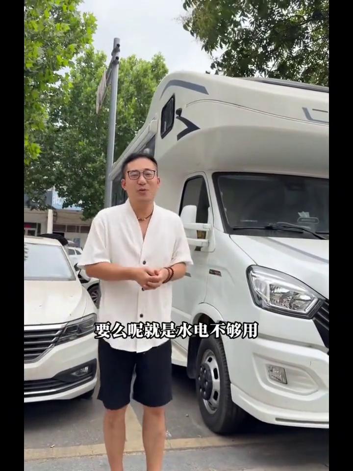 这是我花了几十万买的房车，但是我现在打算要把它卖掉了，也不知道要亏损多少。前段时