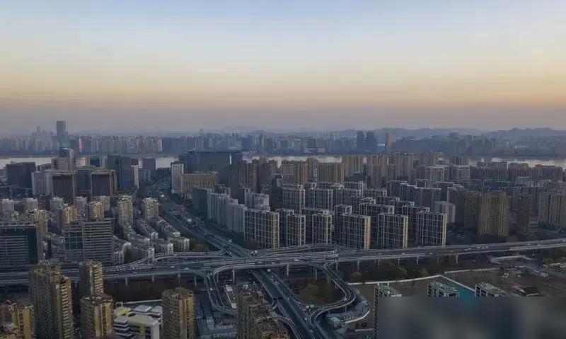 杭州世纪城有个房东最近焦虑得整晚失眠，他手里那套89平的小三房，前两年行情好的时