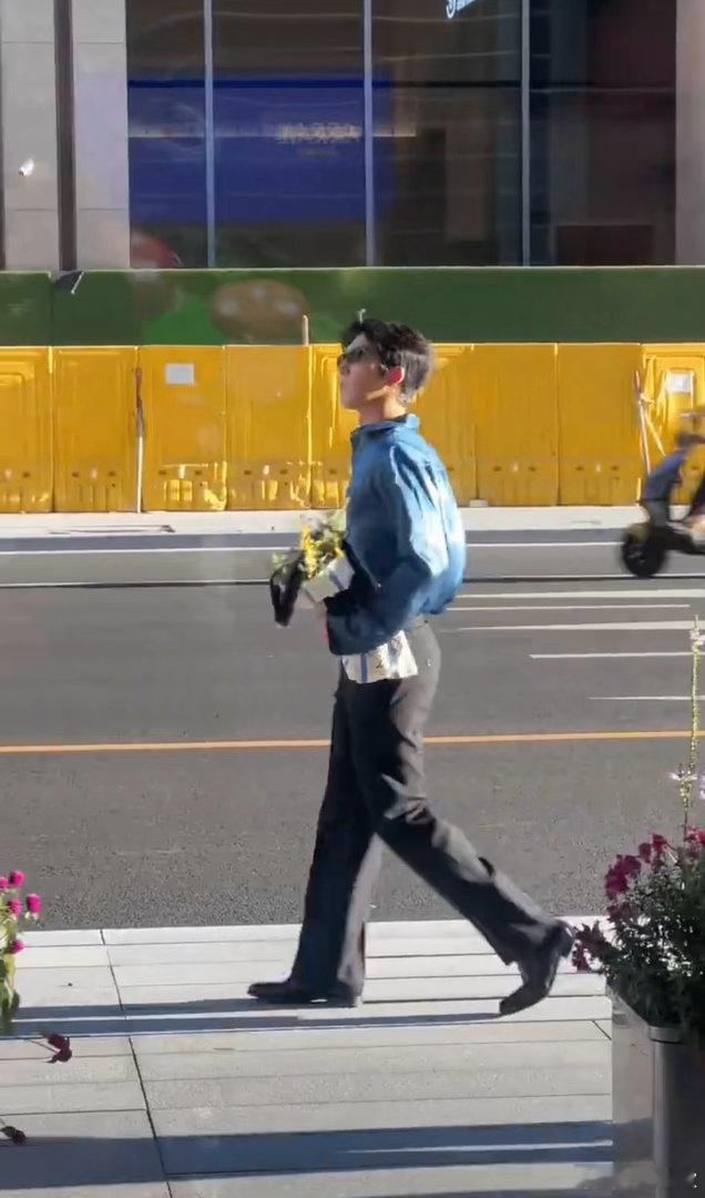 井柏然手里拿着狗尾巴草井柏然蓝色丝绸衬衫手里握着狗尾巴草莫名有种反差感 ​​​
