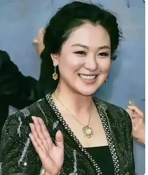 沈傲君是真好看，五官精致，端庄优雅，肤白貌美，圆圆的脸蛋太迷人了，真是越看越好看