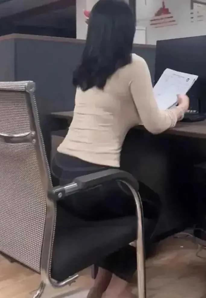 在当今社会的快节奏中，秘书角色的重要性日益显著。然而，一位名叫张丽的女性因其贴身