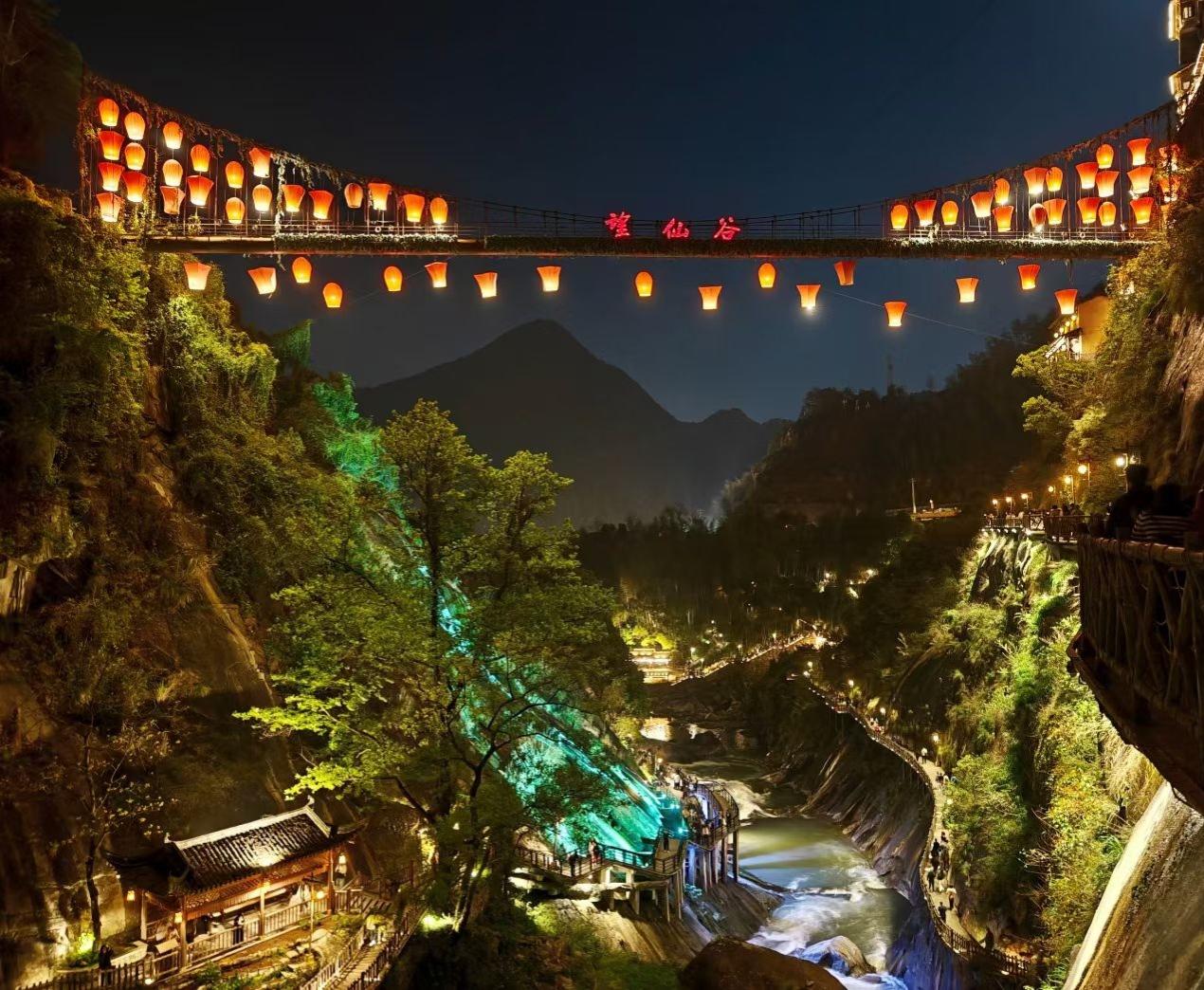 夜幕低垂，望仙谷的灯火如约绽放。万盏红灯笼横跨峡谷，如星河垂落人间🏮。青山作幕