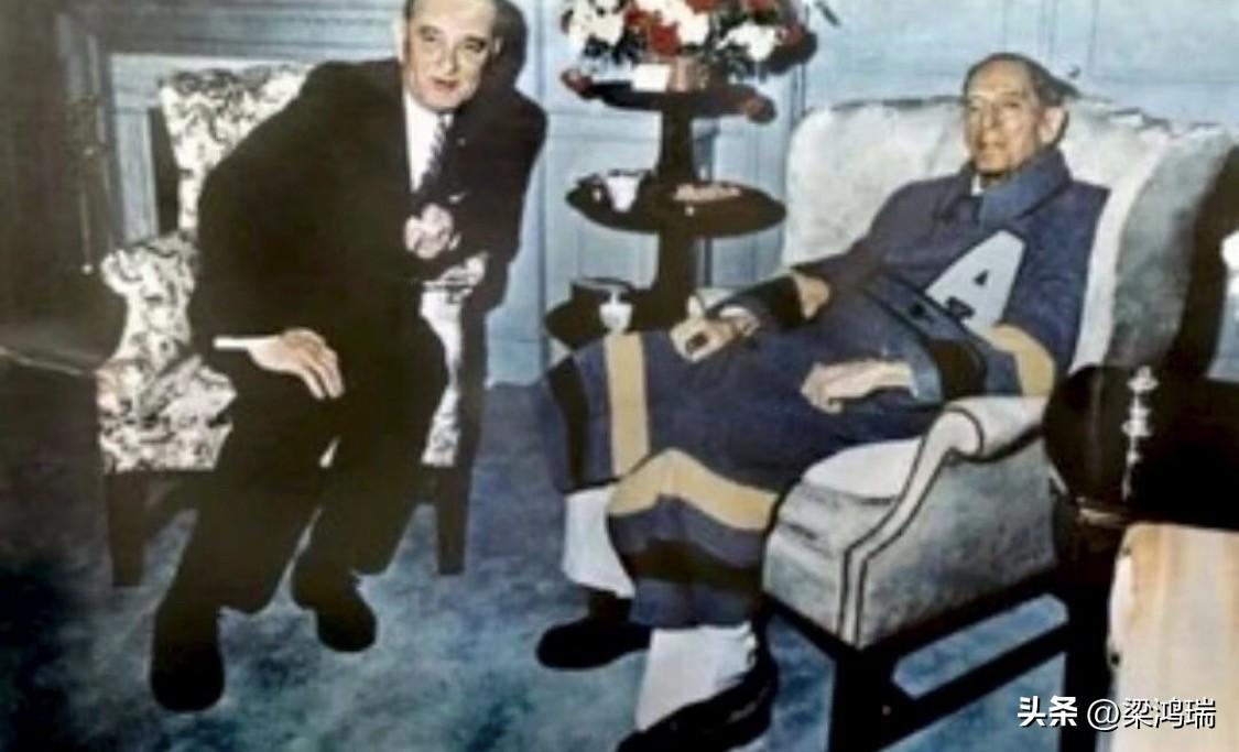 这张照片定格了道格拉斯·麦克阿瑟（Douglas MacArthur）人生中的最