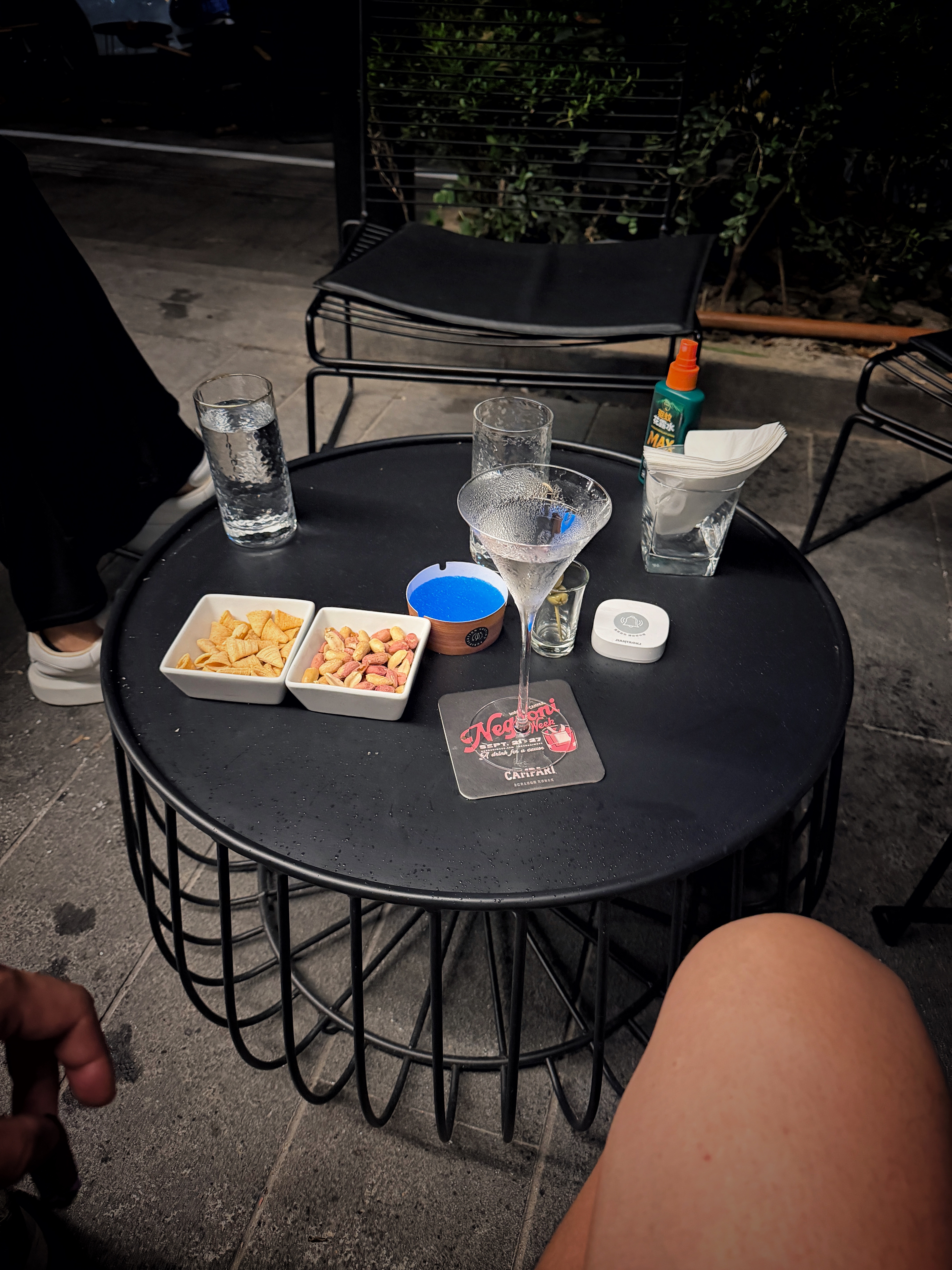 来上海五年多，晚上一直去独处写文案的酒吧关了🥃。上个月新的租客入住开了个新店，