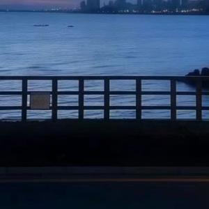 人生感悟 - 停止无谓的内耗：别人的一句话、一个眼神，不必琢磨半天。把精力从不值
