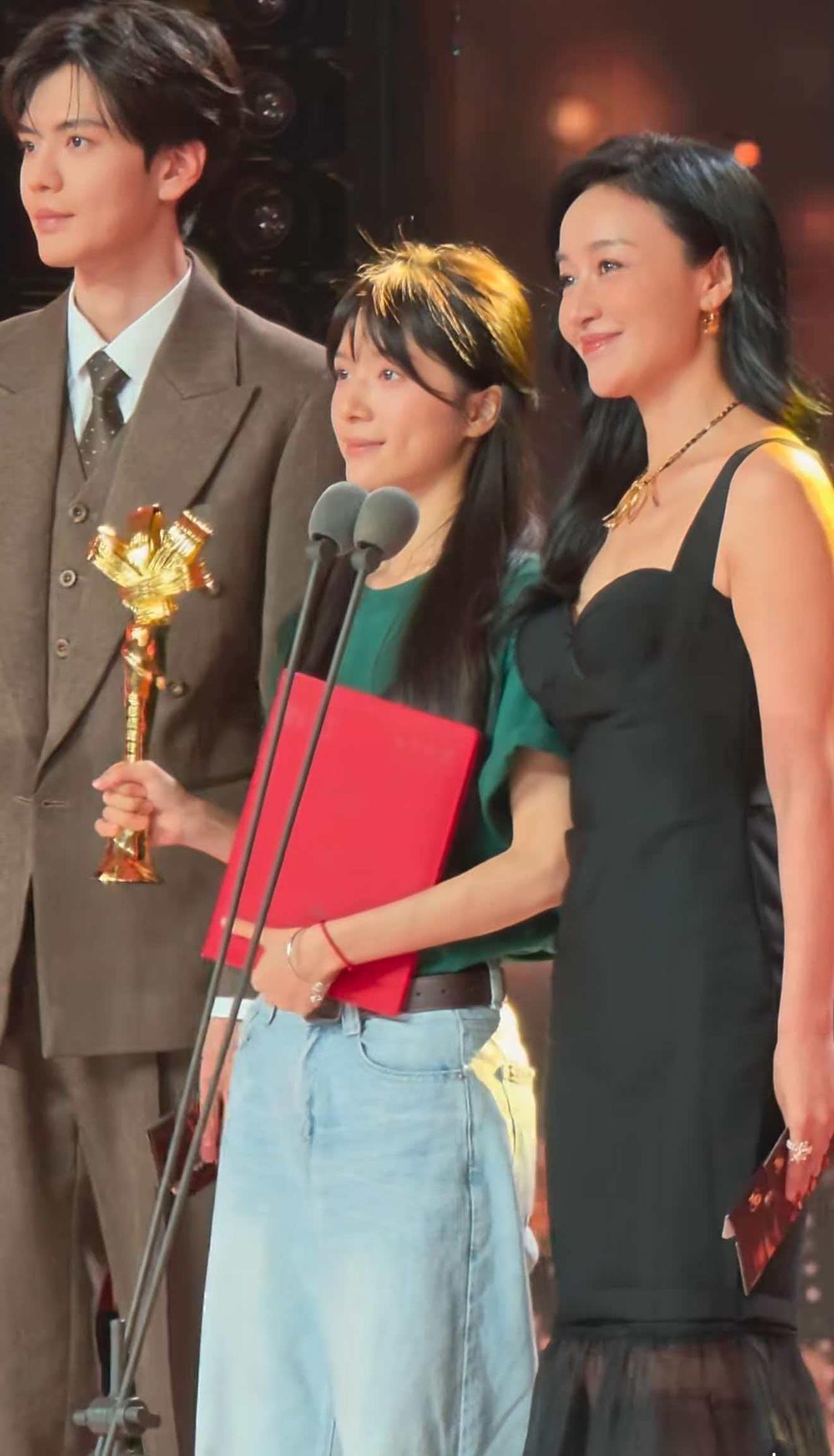 我不佩服李思潼成为大女主，

我也不佩服李思潼拿最佳新人女演员。

但是，当我看
