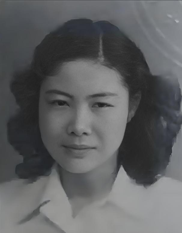 1934年，新婚后不久，才女作家苏青就撞见丈夫与表嫂有染，她隐忍不发，接连生下5