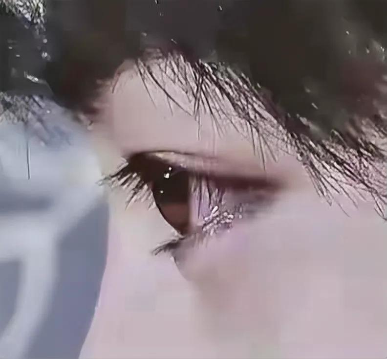 这是谁的眼睛？清澈眼神长睫毛。有人说是肖战的，也有人说是王俊凯的。我的感觉偏王的
