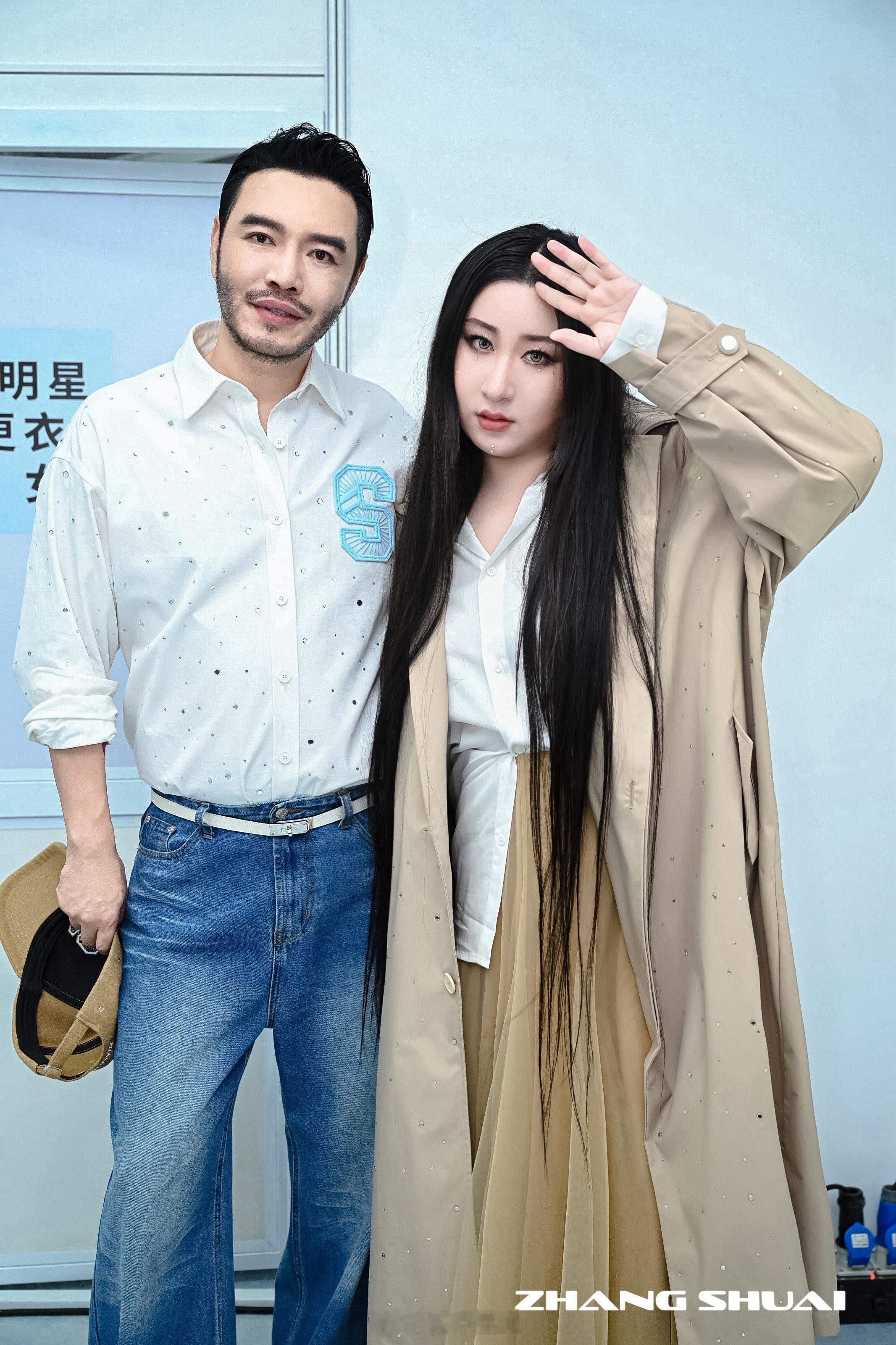 #锤娜丽莎三伏天穿风衣##锤娜丽莎首次走秀# 锤娜丽莎于三伏天大胆挑战风衣穿搭，