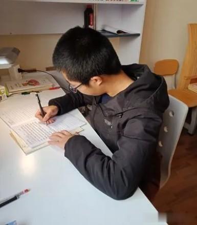 过来人告诉你初中的5个误区，踩中两个以上，基本无缘高中！

1、一天到晚都在写作