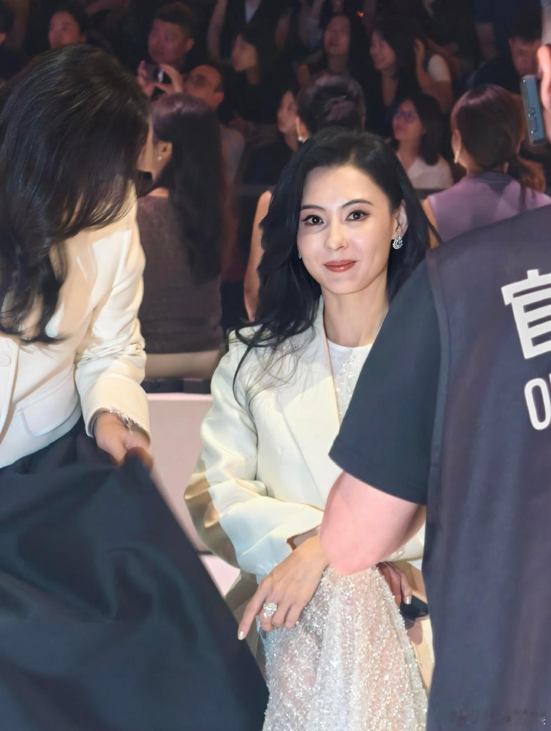 张柏芝优雅西装纱裙 西装纱裙穿在张柏芝身上完全是另一种高度，既有职场女性的干练又