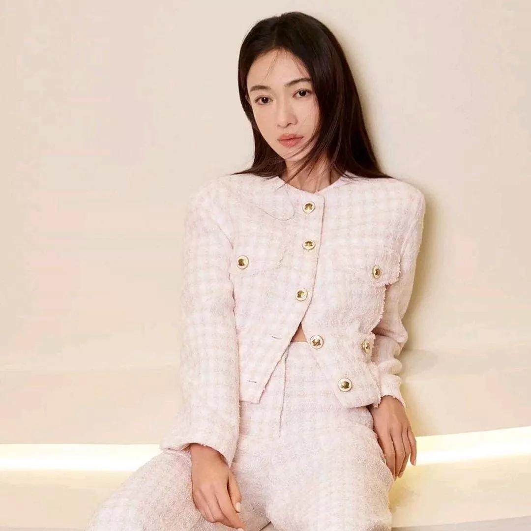 温柔的粉色套装，搭配柔和的灯光，让你成为最温柔的风景。