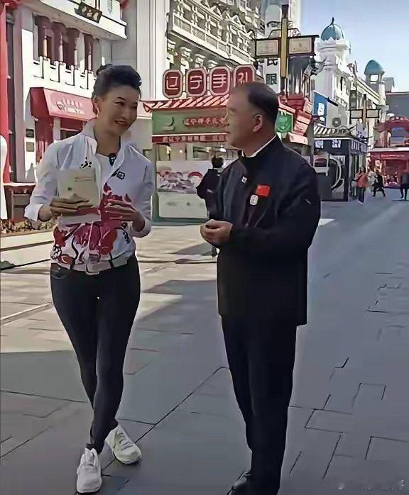 47岁的央视主持人李梓萌全身出镜进行接头采访，才发现她的下半身真的挺丰满圆润的，