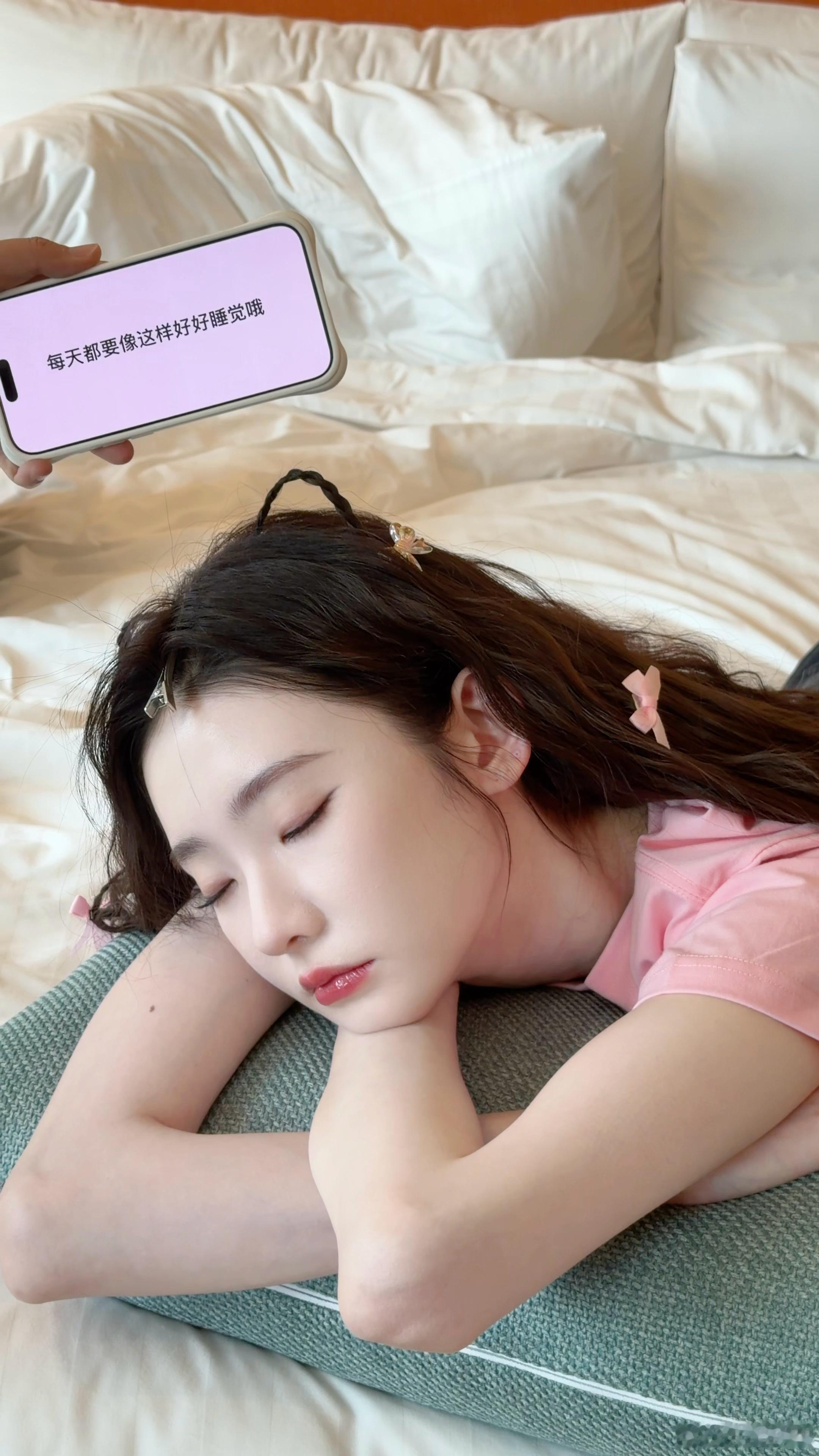 张艺凡手语回应听障观众张艺凡《三心二意》路演超暖心的，主动用手语回应听障观众，温