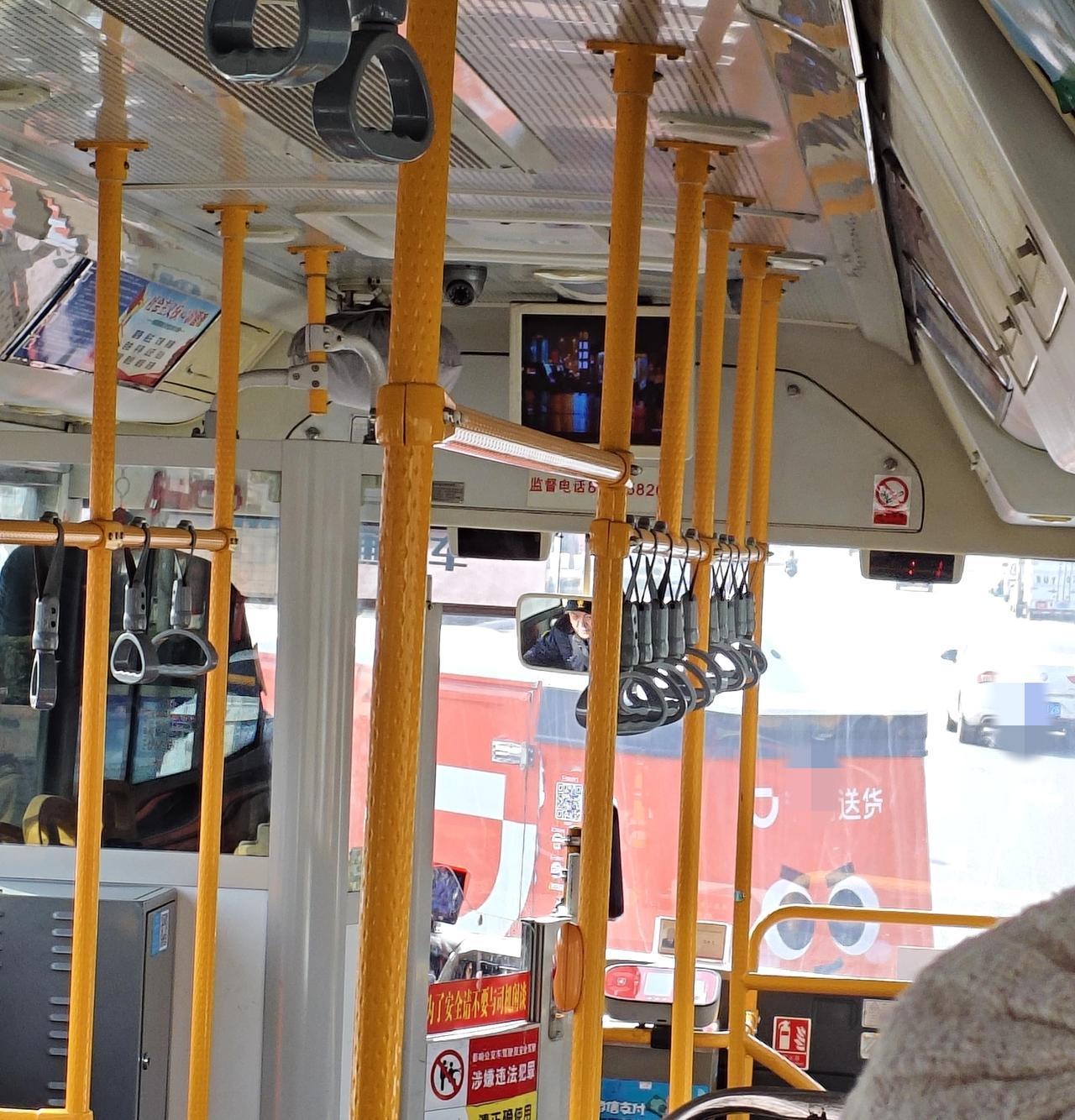 即墨的无人送货车已经成为令人讨厌的移动路障，这种无人车经常随意刹车和掉头，它们造