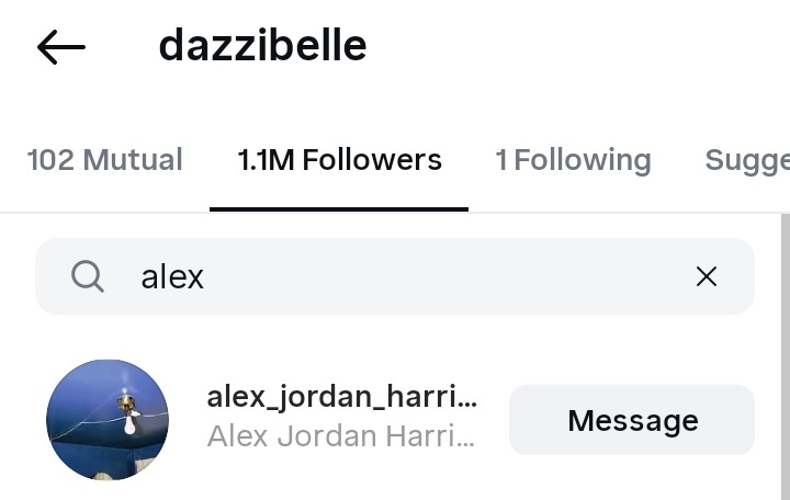 这位美国时尚造型师兼编辑，主要因其与《Vogue》杂志的长期合作以及为一线明星打