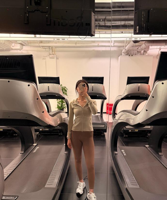 昨晚没忍住，一口气炫了三个超级大面包，肚子圆滚滚的。没想到今天跑到健身房，居然练