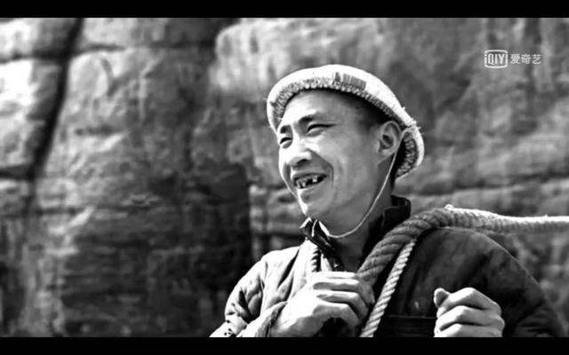 1960年，为了修红旗渠，任羊成凭借着腰间的一根绳索，来回飞荡在悬崖峭壁间，没想