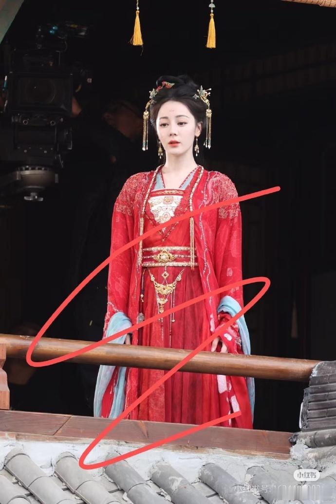 #迪丽热巴盘发红衣造型#迪丽热巴以一袭盘发红衣造型惊艳亮相，宛如从画中走出的女神