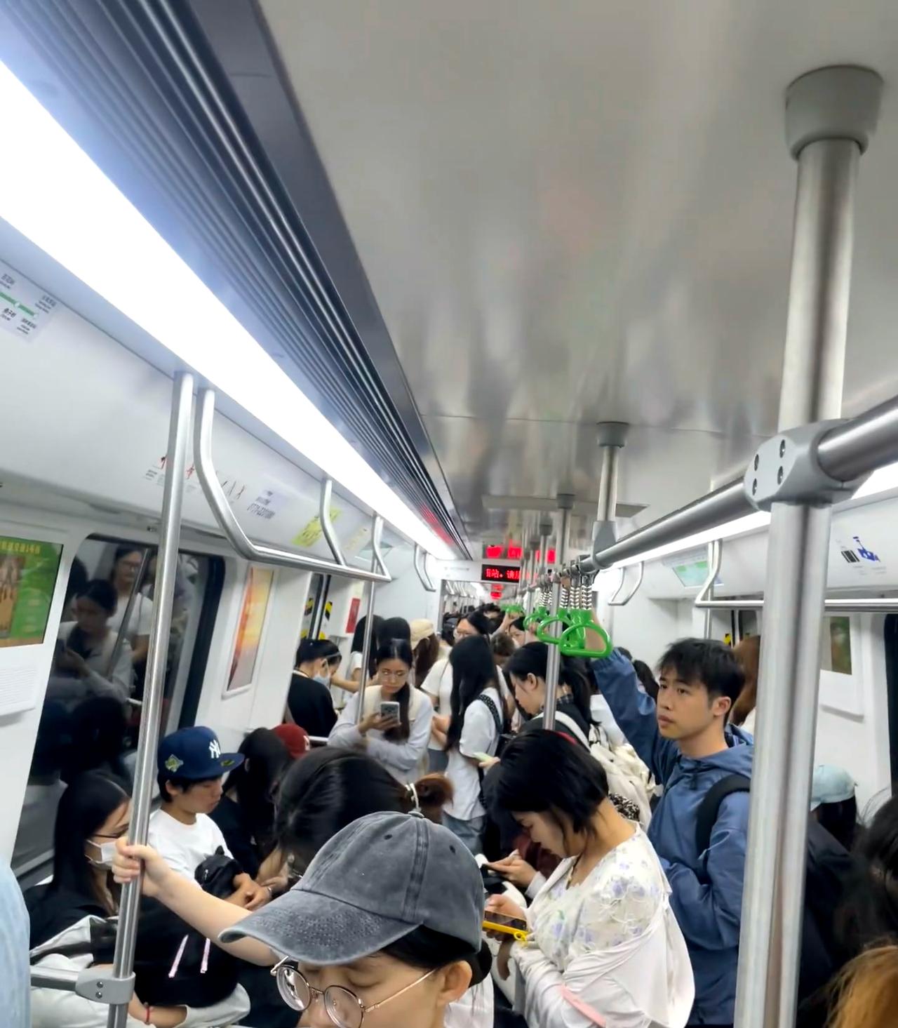 51南宁地铁1号线首班车实时车况

这人流量是意外了，第一次这么早挤地铁，真是热