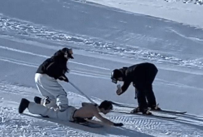 雪场疯魔操作！女子牵绳遛赤裸男滑“人肉单板” 景区怒怼拉黑
 
新疆阿勒泰将军山